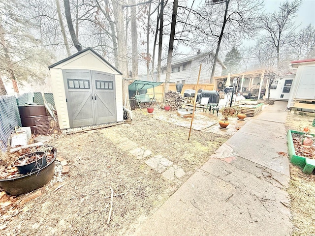 view of yard with a storage unit