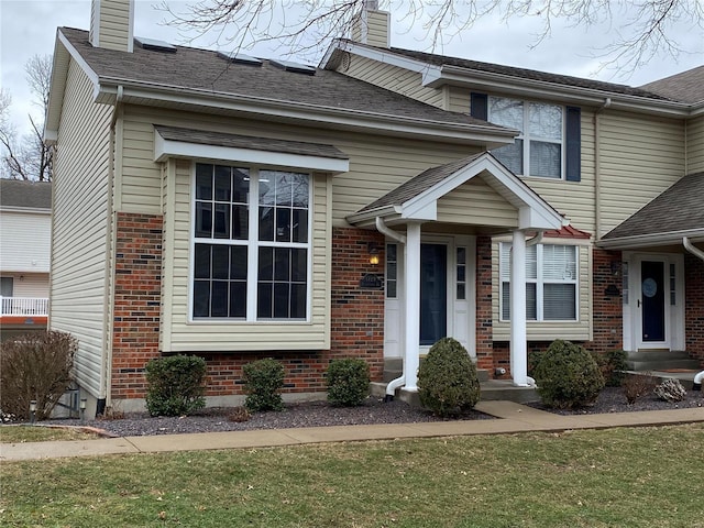 view of front of house featuring a front lawn