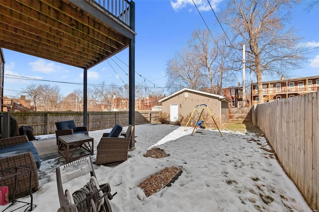 view of yard with an outbuilding