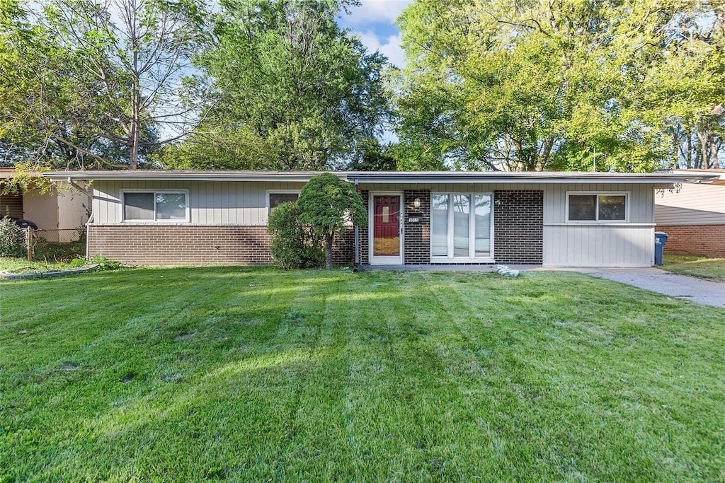 ranch-style house with a front yard