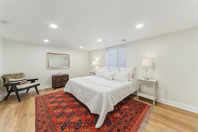 bedroom with light wood-style flooring, visible vents, baseboards, and recessed lighting