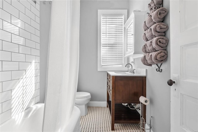 full bathroom with shower / tub combo with curtain, vanity, and toilet