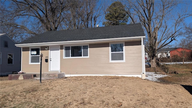 view of front of house featuring central AC unit and a front yard