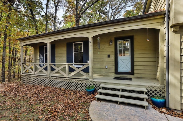 property entrance featuring a porch