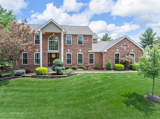 view of front of property featuring a front lawn