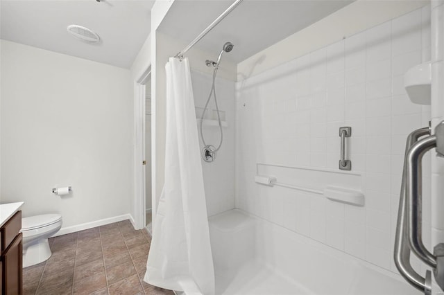 bathroom featuring baseboards, visible vents, vanity, and a shower with curtain