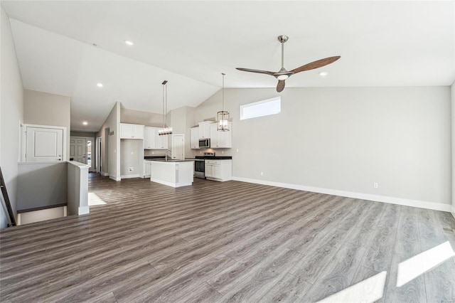 unfurnished living room featuring dark wood-style floors, recessed lighting, a ceiling fan, and baseboards