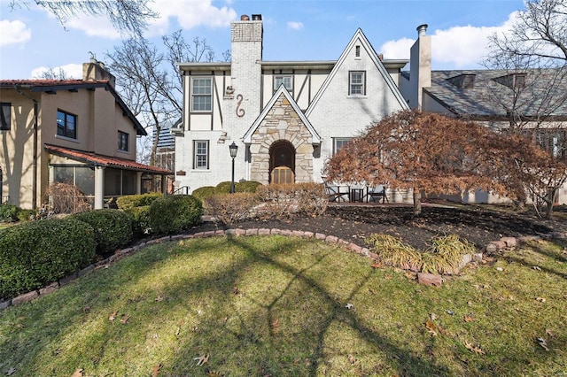 tudor house featuring a front yard