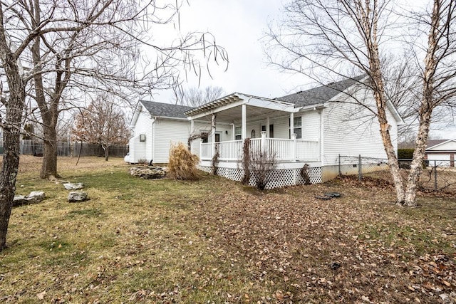 view of front of house featuring a porch and a front lawn