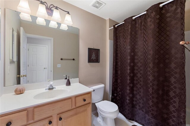 full bathroom with curtained shower, visible vents, vanity, and toilet