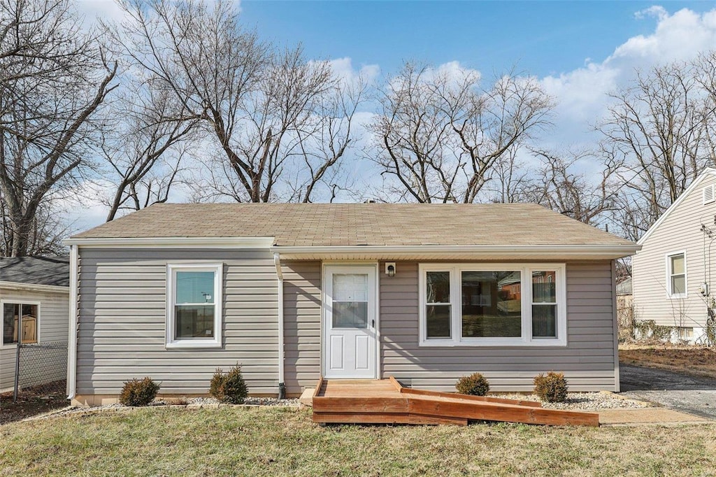 view of front of home featuring a front lawn