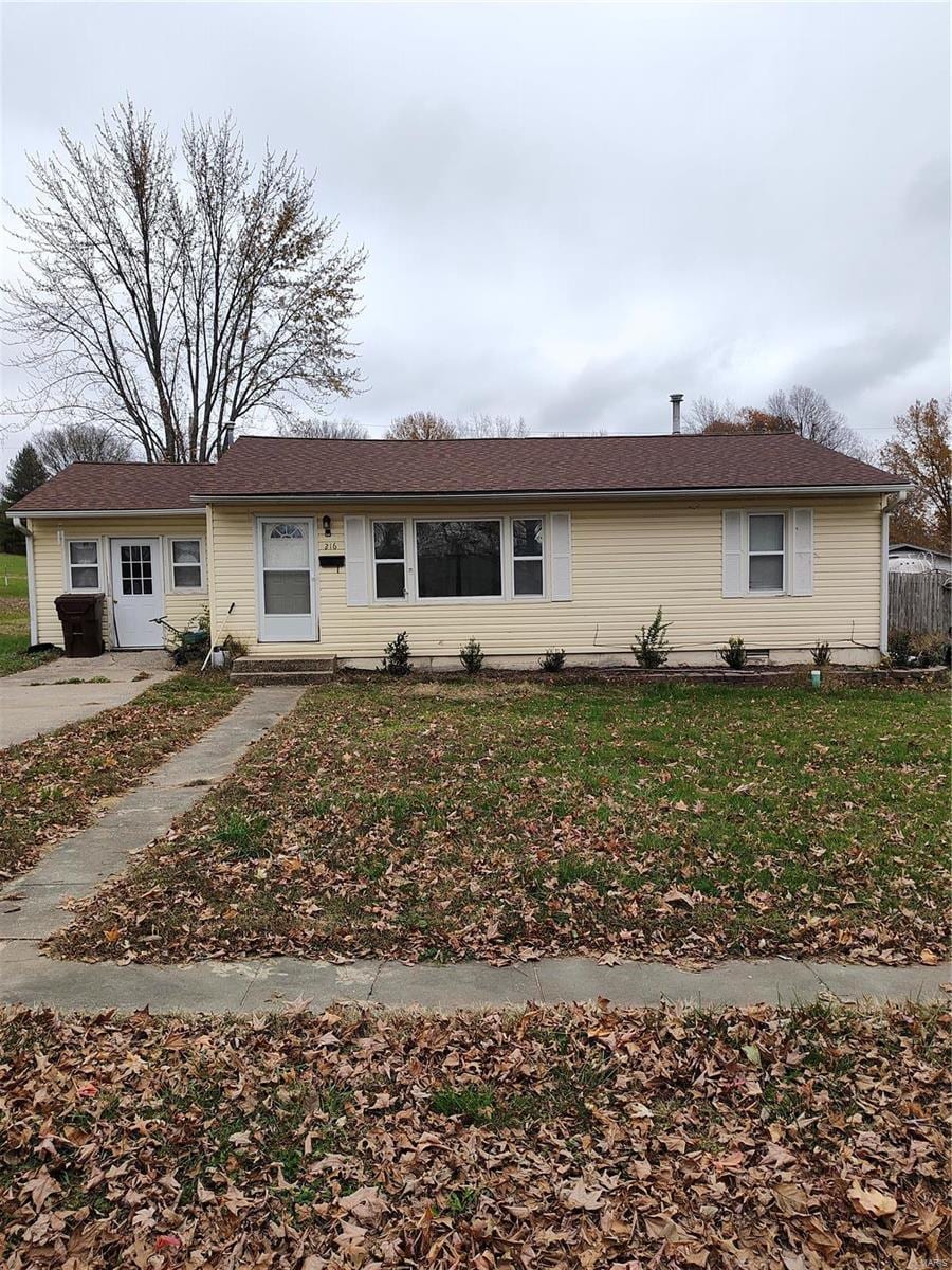 single story home featuring a front yard