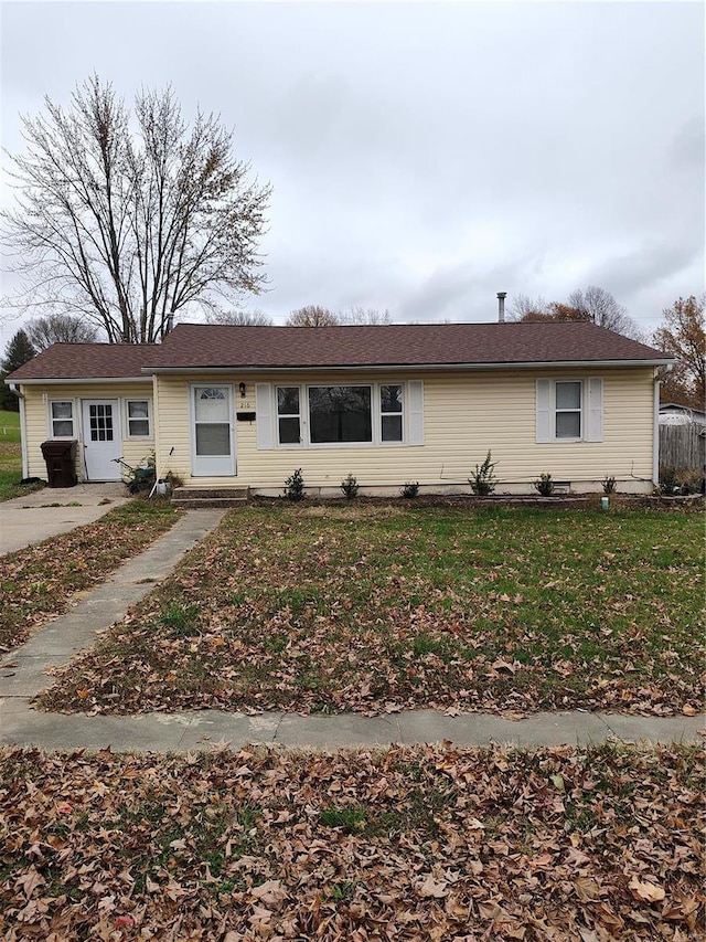 single story home with a front yard