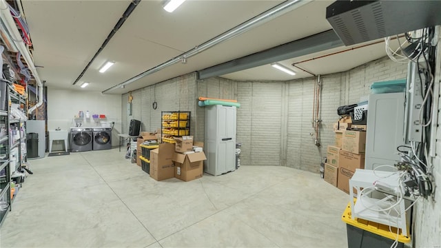 storage room with a sink and washing machine and dryer
