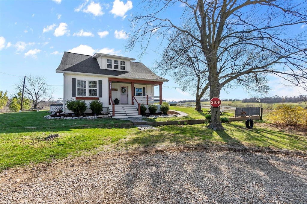 view of front facade featuring a porch and a front lawn