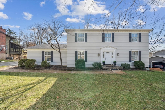 colonial home featuring a front yard