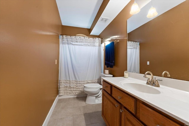 full bathroom featuring curtained shower, visible vents, toilet, vanity, and baseboards