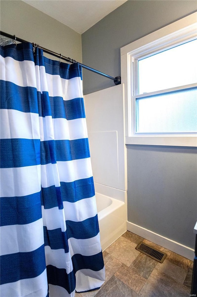 bathroom featuring shower / tub combo