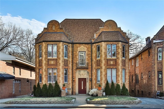 view of front of property featuring a shingled roof