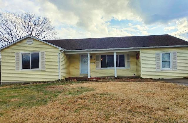 single story home with a front yard