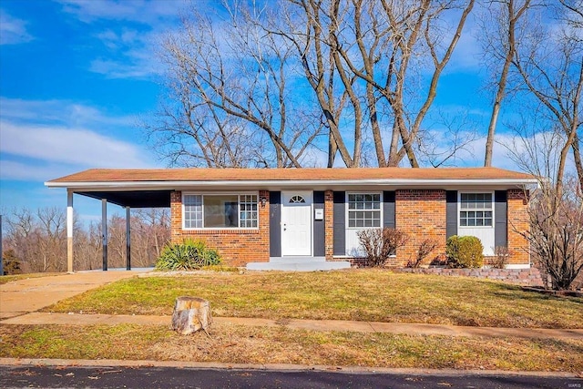 single story home with a front yard