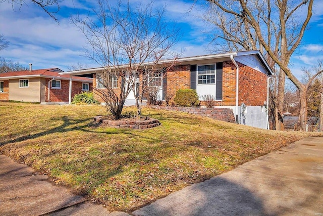 single story home featuring a front lawn