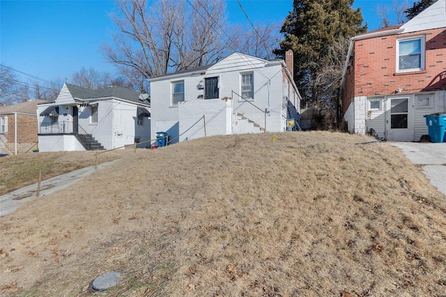 view of front facade with a front lawn