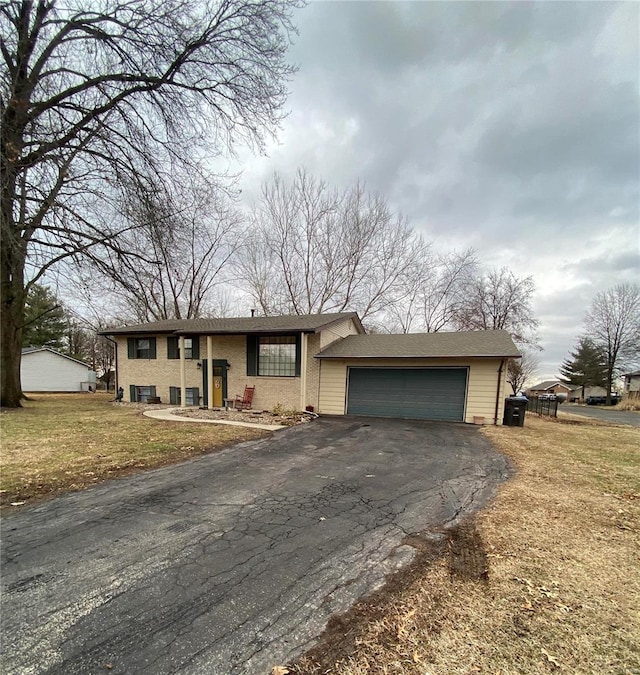 view of front facade featuring a garage and a front lawn