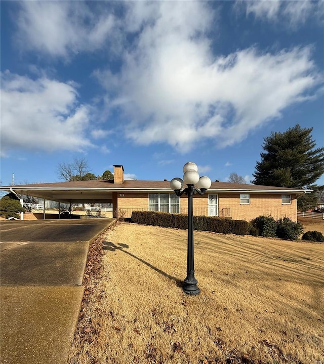 view of front of property with a carport and a front yard