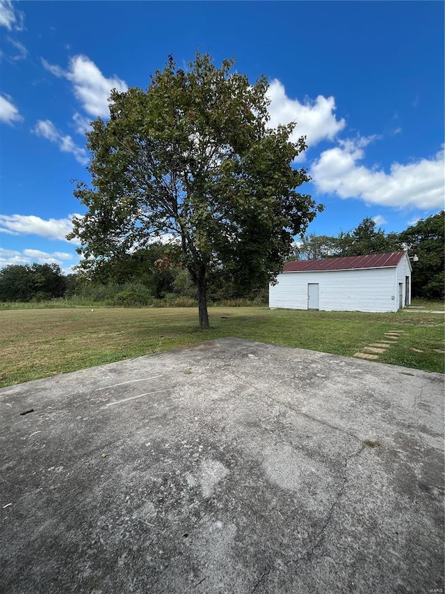 view of yard with an outdoor structure