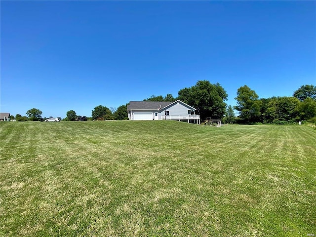 view of yard featuring a rural view