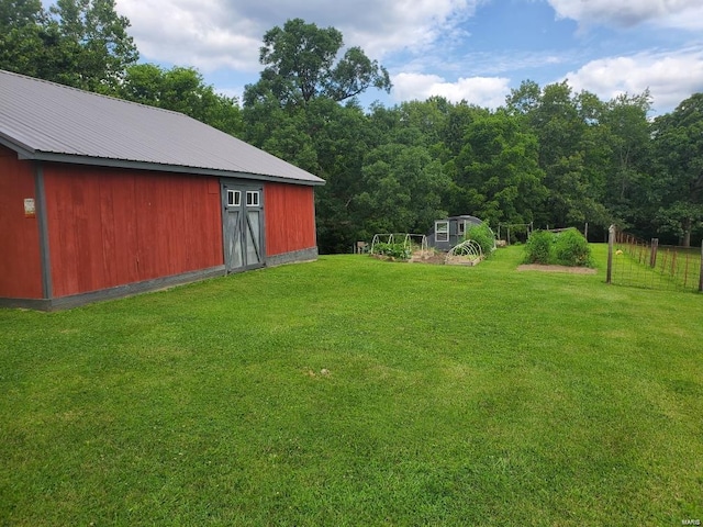 view of yard featuring an outbuilding