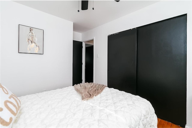 bedroom featuring light hardwood / wood-style floors and ceiling fan