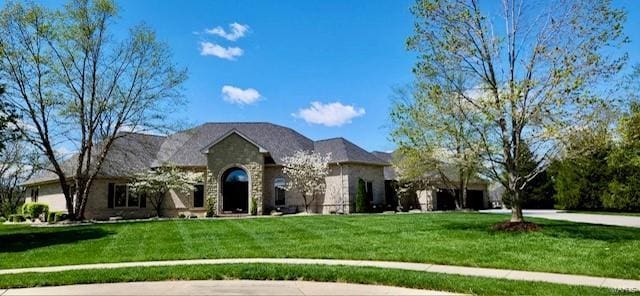 view of front of property featuring a front lawn