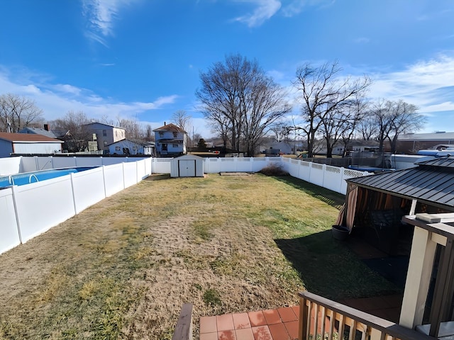 view of yard featuring a shed