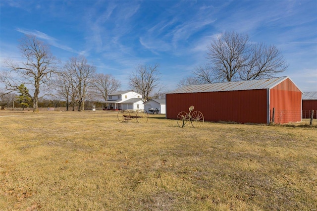 view of yard with an outbuilding