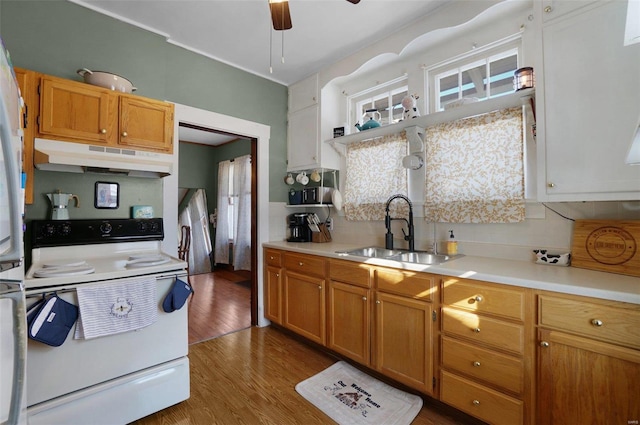 kitchen featuring sink, ceiling fan, white electric range oven, dark hardwood / wood-style flooring, and decorative backsplash