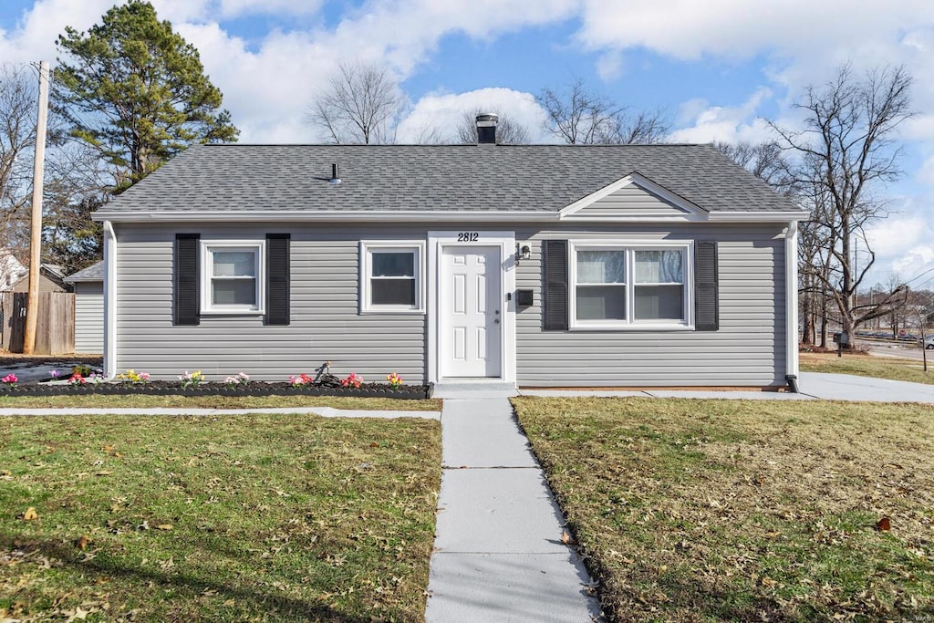 view of front facade with a front yard