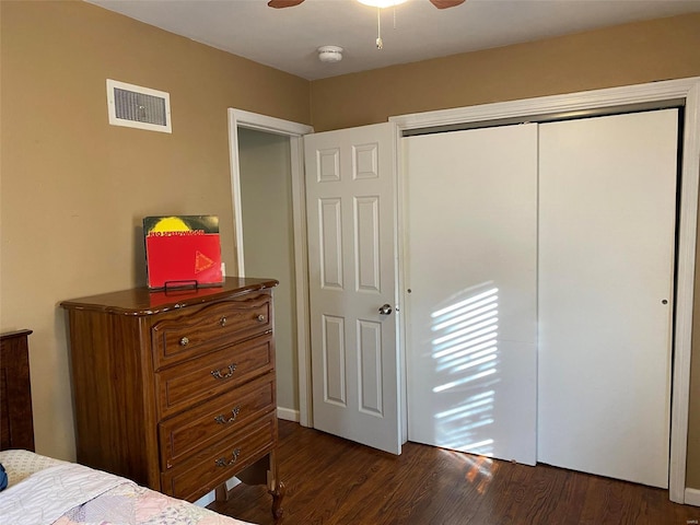 bedroom featuring a closet, dark hardwood / wood-style floors, and ceiling fan