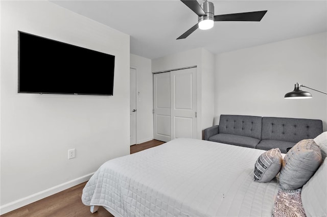 bedroom featuring dark hardwood / wood-style floors, ceiling fan, and a closet