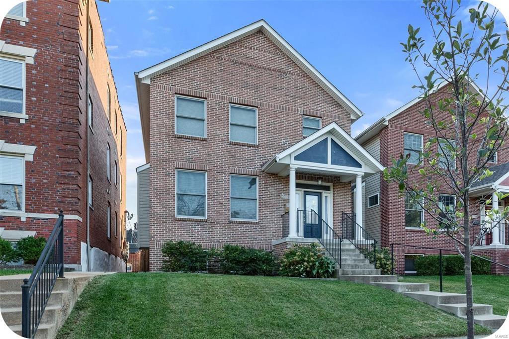 view of front of house with a front yard