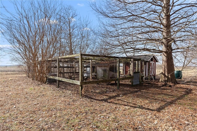 back of house featuring an outdoor structure