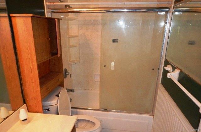 full bathroom with shower / bath combination with glass door, vanity, and toilet