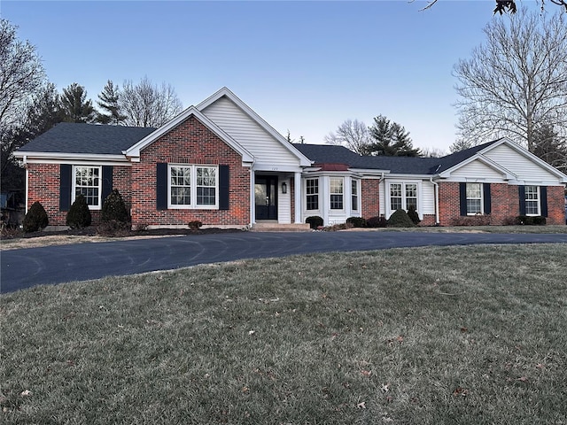 ranch-style house featuring a front lawn