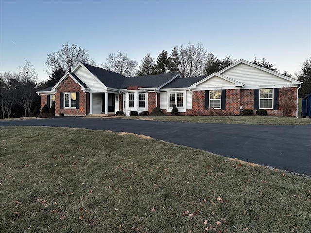 single story home with a front yard