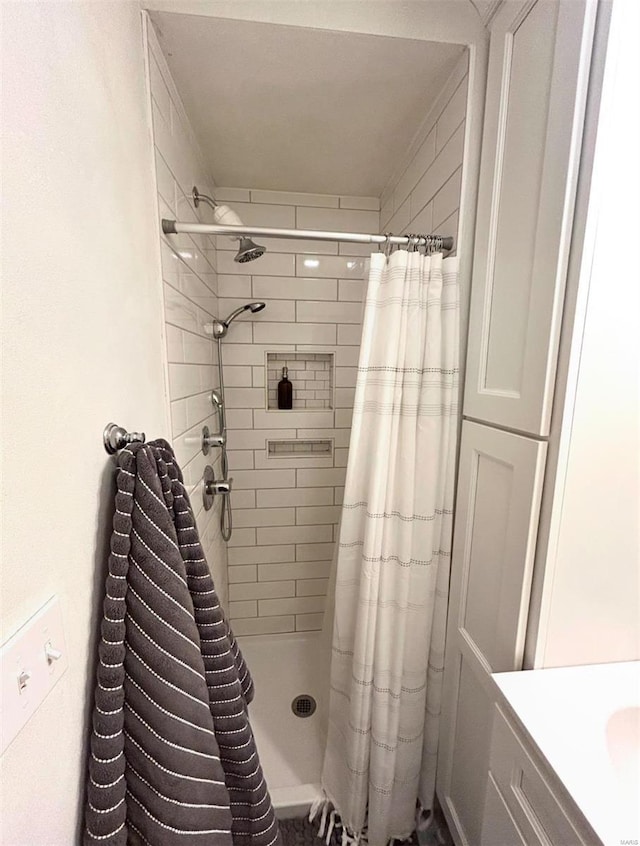 bathroom featuring a shower with curtain and vanity