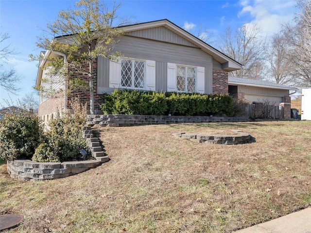 ranch-style home featuring a front lawn