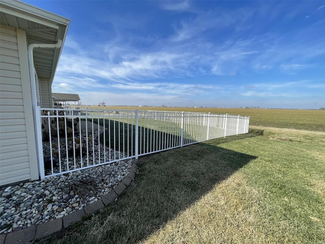 view of yard featuring a rural view