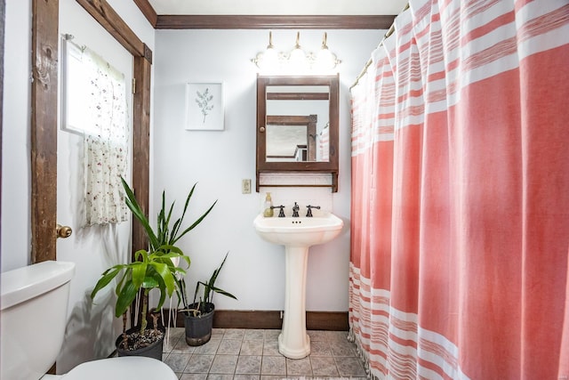 bathroom featuring a shower with curtain, ornamental molding, tile patterned floors, and toilet