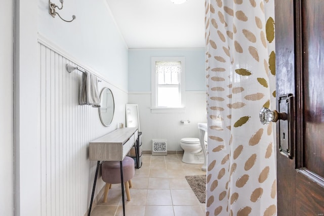 bathroom with tile patterned flooring, toilet, ornamental molding, and a shower with shower curtain